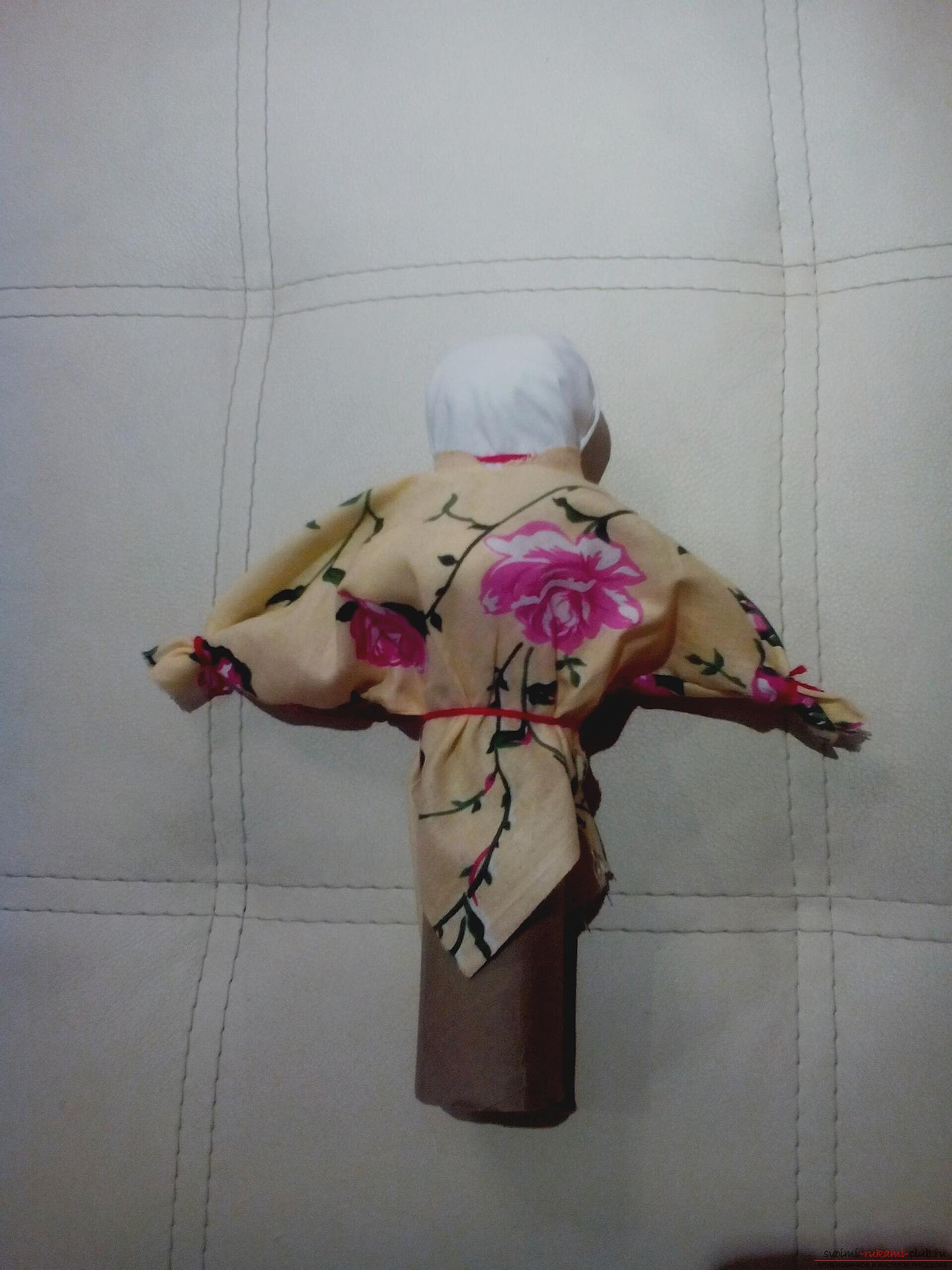 Создайте обереги своими руками, по нашему мастер-классу изготавливается кукла-травница, или иначе кукла-мотанка.. Фото №9